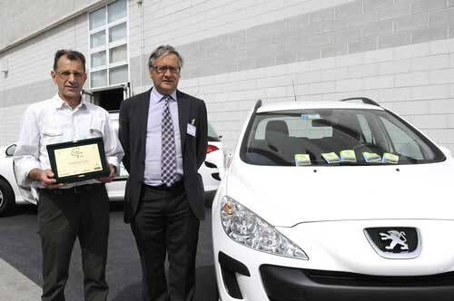 Nella foto, l'assessore Italo Gilmozzi e il capo ufficio "Parchi e Giardini" dott. Roberto Leonardelli con la targa-premio e  l'auto "donata" al Comune per un anno