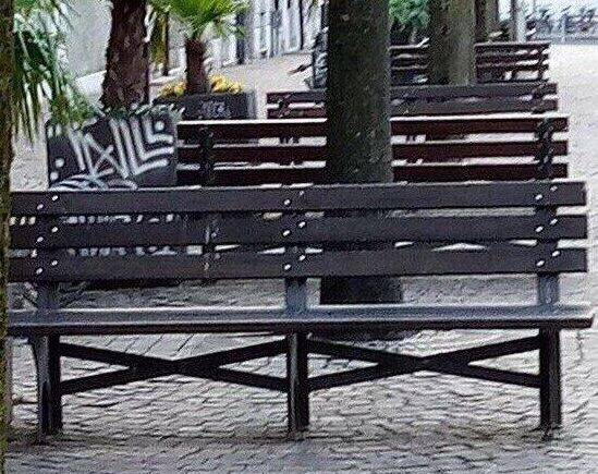 panchine in piazza di Fiera