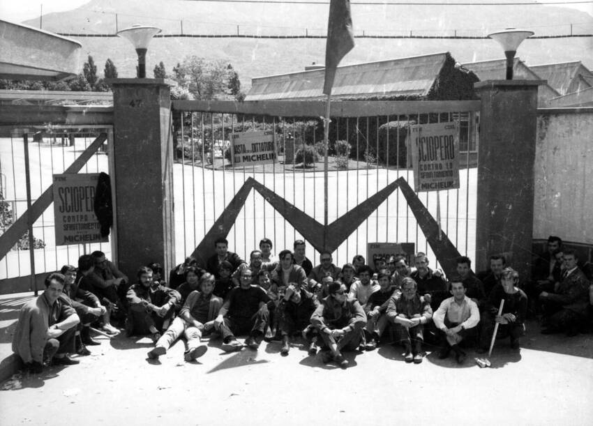Blocco dell'uscita del cancello centrale della Michelin da parte di universitari operai e sindacalisti nel 1968 (foto Giorgio Salomon - archivio Università di Trento) Blocco dell'uscita del cancello centrale della Michelin da parte di universitari operai e sindacalisti nel 1968 (foto Giorgio Salomon - archivio Università di Trento)