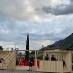 Installazione lignea con persone