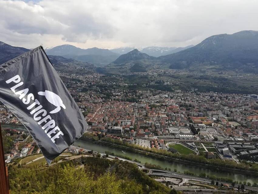 vista dall'alto della città di Trento con bandiera logo Plastic Free vista dall'alto della città di Trento con bandiera logo Plastic Free