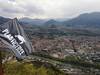 vista dall'alto della città di Trento con bandiera logo Plastic Free
