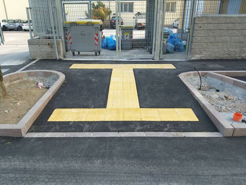 Attraversamento senza barriere in via Bronzetti Attraversamento senza barriere in via Bronzetti