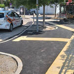 Marciapiede senza barriere nell'area taxi
