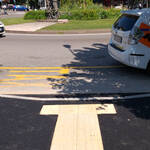 Marciapiede senza barriere nell'area taxi