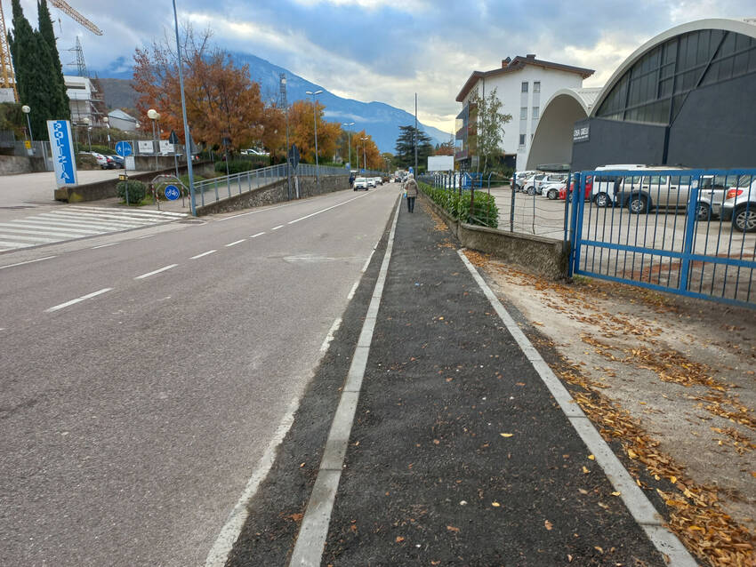 Marciapiede in viale Verona Marciapiede in viale Verona
