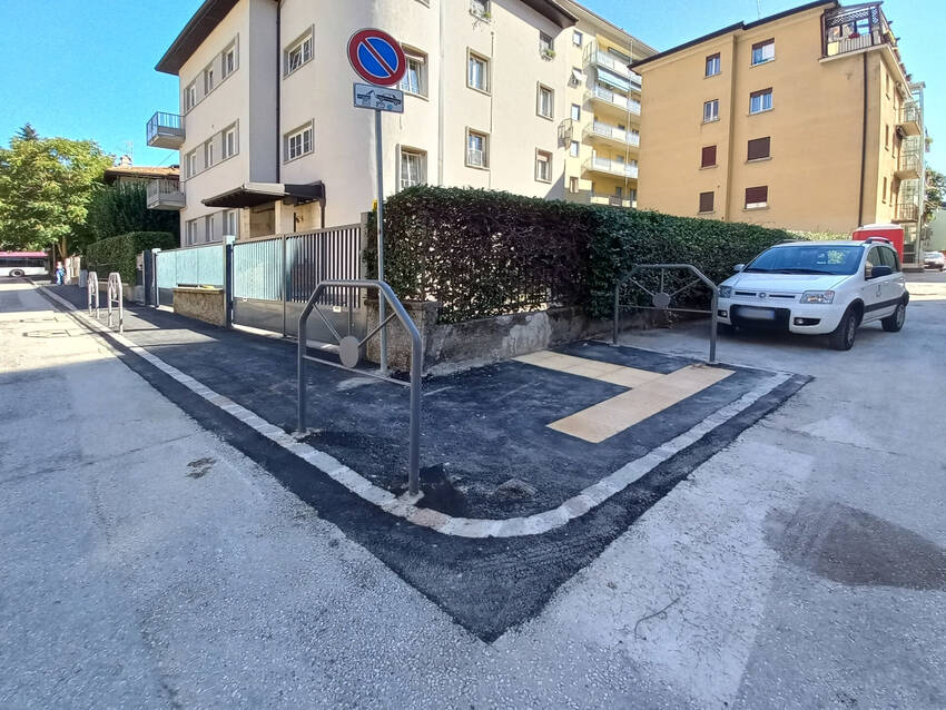 Marciapiede in via Taramelli Marciapiede in via Taramelli