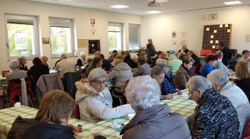 momento di incontro fra anziani momento di incontro fra anziani