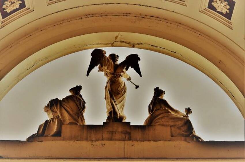 Retro "La Fama" (1889-1891) di Andrea Malfatti, collocata sul frontone del Famedio del Cimitero civico