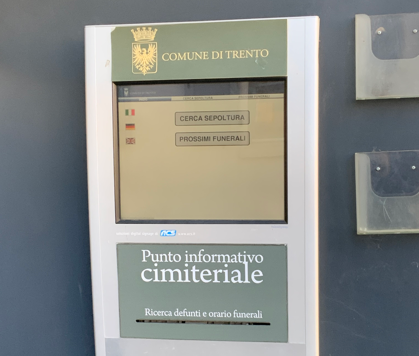 Totem per la ricerca defunti e funerali posizionato all'esterno dell'ufficio Servizi funerari Totem per la ricerca defunti e funerali posizionato all'esterno dell'ufficio Servizi funerari