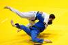 Ragazzi che si allenano in mossa judo