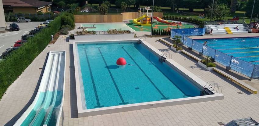 Esterno piscine via Fogazzaro con giochi per bambini Esterno piscine via Fogazzaro con giochi per bambini