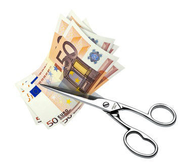 Immagine simbolica (forbice che taglia banconote)