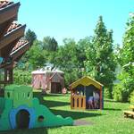area attrezzata con sabbiere, scivoli, casette, gazebo per l’ombra, tavoli e panchine