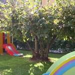 area esterna attrezzata con sabbiere, scivoli, tunnel, giochi a molla e casette
