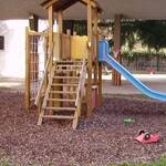 area esterna attrezzata con sabbiere, scivoli, tunnel, giochi a molla e casette