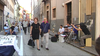 Gente che cammina in via San Martino