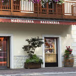 Esterno della bottega salumeria Belli